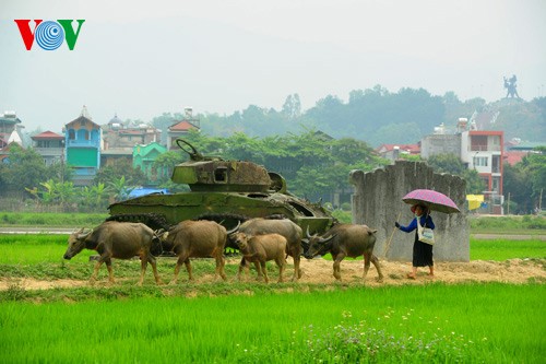 Un tank qui reste depuis 60 ans sur le champ de Muong Thanh - ảnh 6